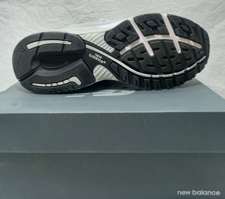 نمای زیره: کتونی نیو بالانس ۹۹۰ بژ نمای زیره