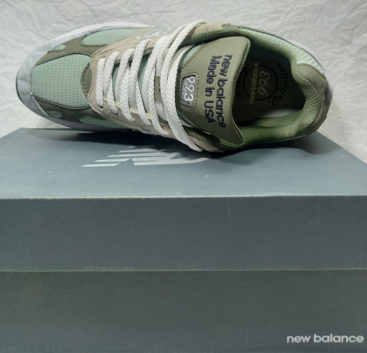 نمای بالا: کتونی نیو بالانس ۹۹۰ بژ نمای بالا