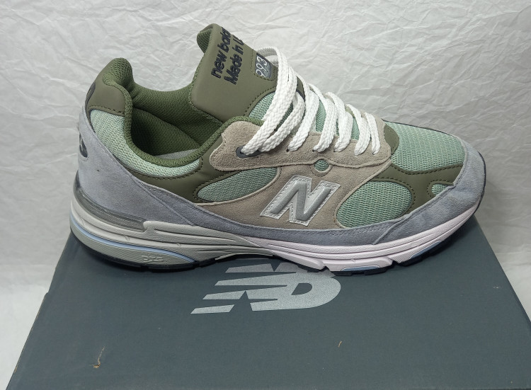 نمای کناری: کتونی نیو بالانس ۹۹۰ بژ نمای کناری