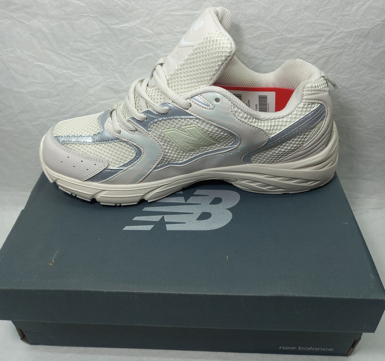 نیو بالانس ۵۳۰ کرم نقرهای نمای داخلی