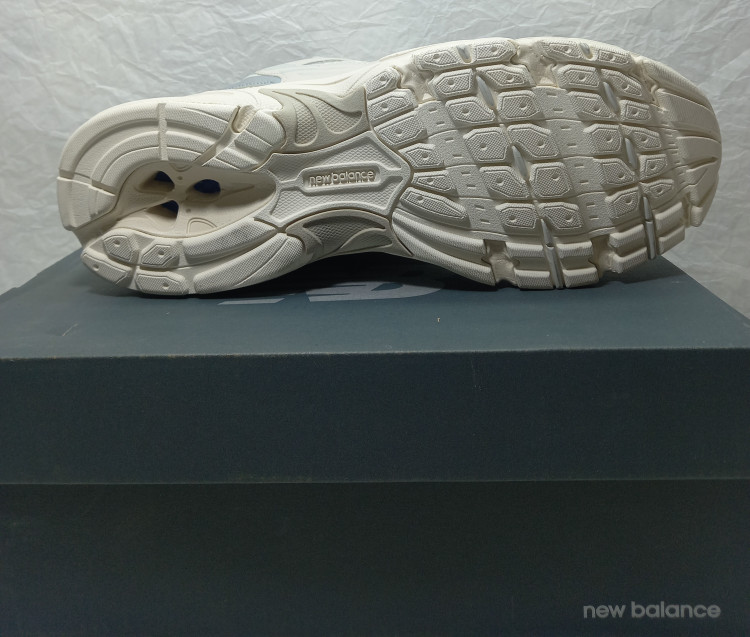 بالانس ۵۳۰ کرم نقرهای نمای زیره