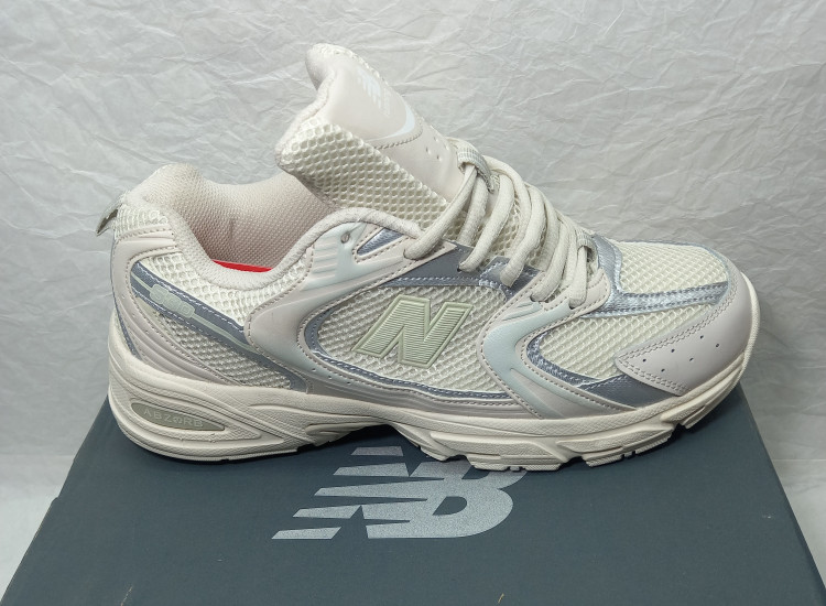 نیو بالانس ۵۳۰ کرم نقرهای نمای بیرونی