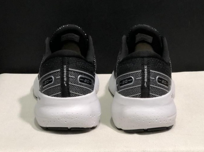 نمای پشت کتونی بروکس گلیسیرین ۲۰ مشکی زیره سفید سایز ۴۳ وارداتی