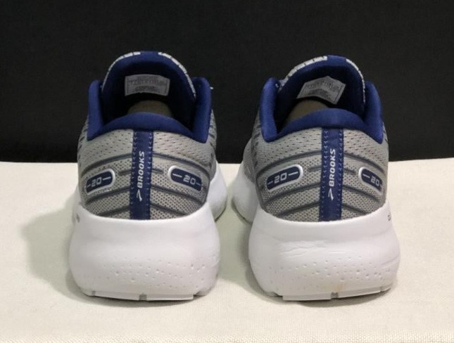 نمای پشت کتونی بروکس گلیسیرین ۲۰ طوسی روشن سایز ۴۳ وارداتی