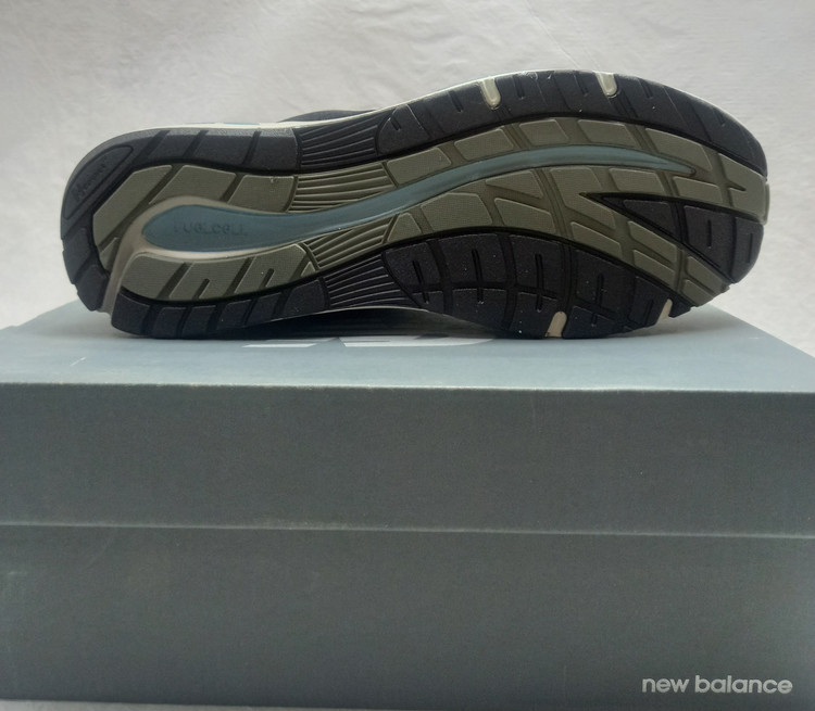 کتونی نیو بالانس 991 وسط دوخت مشکی نمای زیره کفش سایز 40 تا 45 اصلی وارداتی ویتنامی