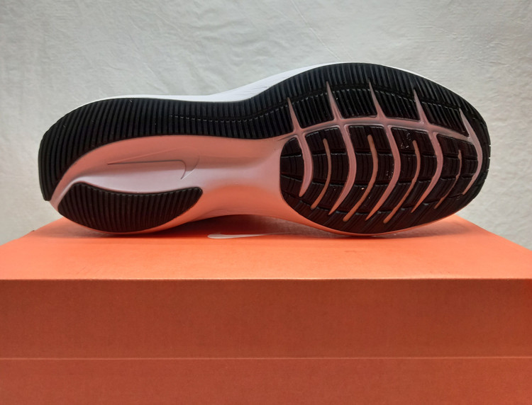 کتونی نایک گاید ۱۰ سفید مشکی شطرنجی نمای زیره