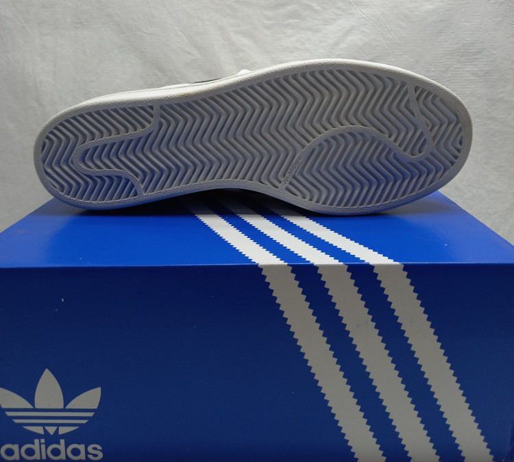 کتونی آدیداس سوپر استار سفید مشکی نمای زیره