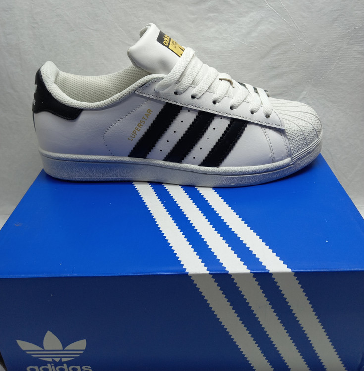 کتونی آدیداس سوپر استار سفید مشکی نمای بیرونی