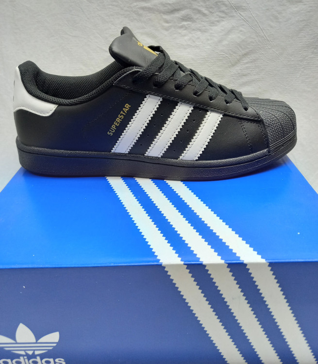 کتونی آدیداس سوپر استار مشکی سفید نمای بیرونی