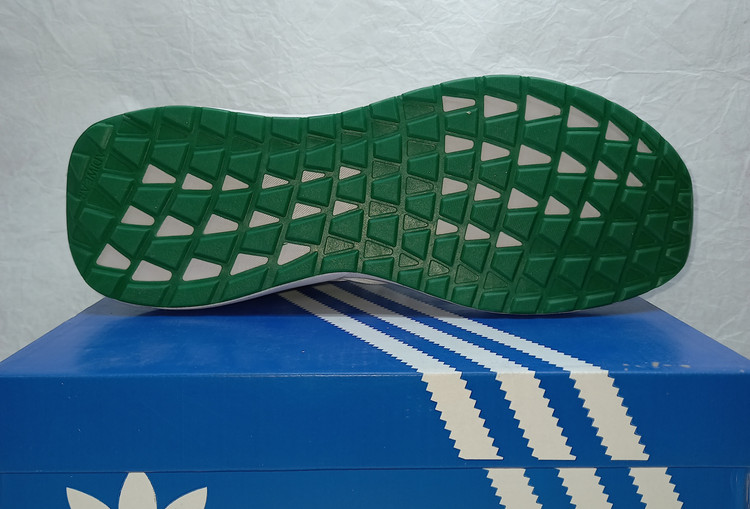 کتونی آدیداس گلدفوم سفید نمای زیره