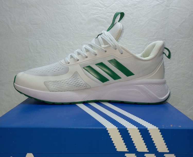 کتونی آدیداس گلدفوم سفید نمای کناری داخلی