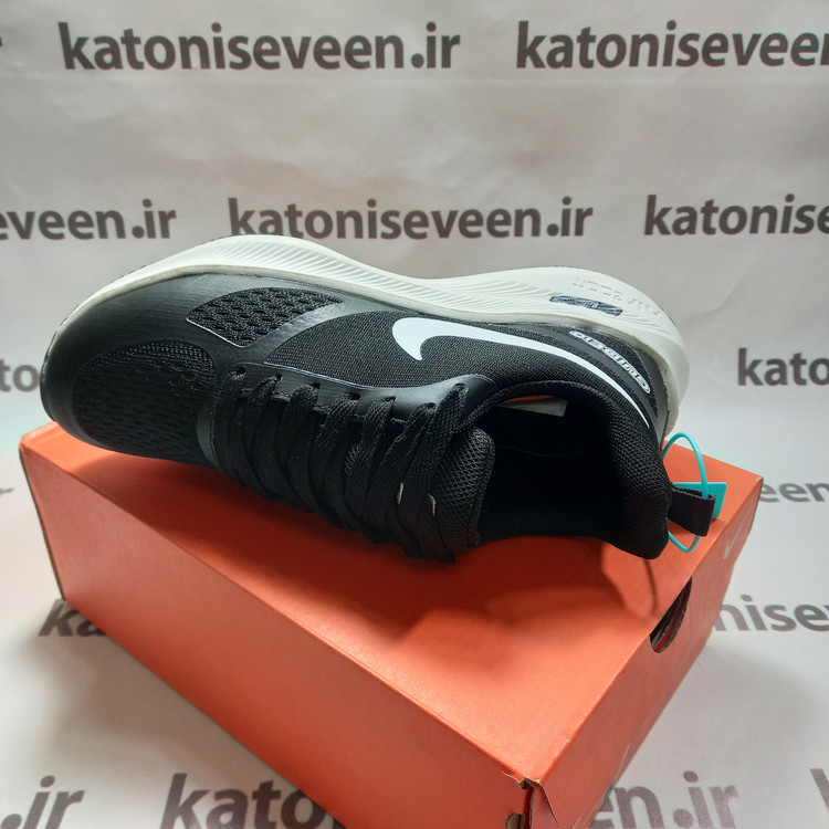 نمای بالای کتونی نایک ایر زوم مشکی سفید وارداتی ویتنامی سایز ۴۰ تا ۴۵