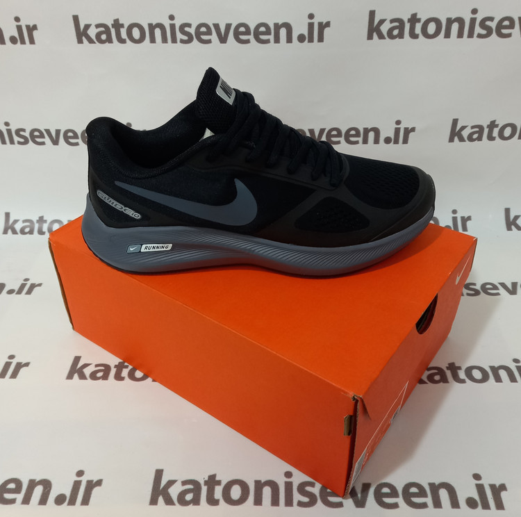 نمای کناری: کتونی نایک گاید ۱۰ مشکی زیره طوسی نمای کناری