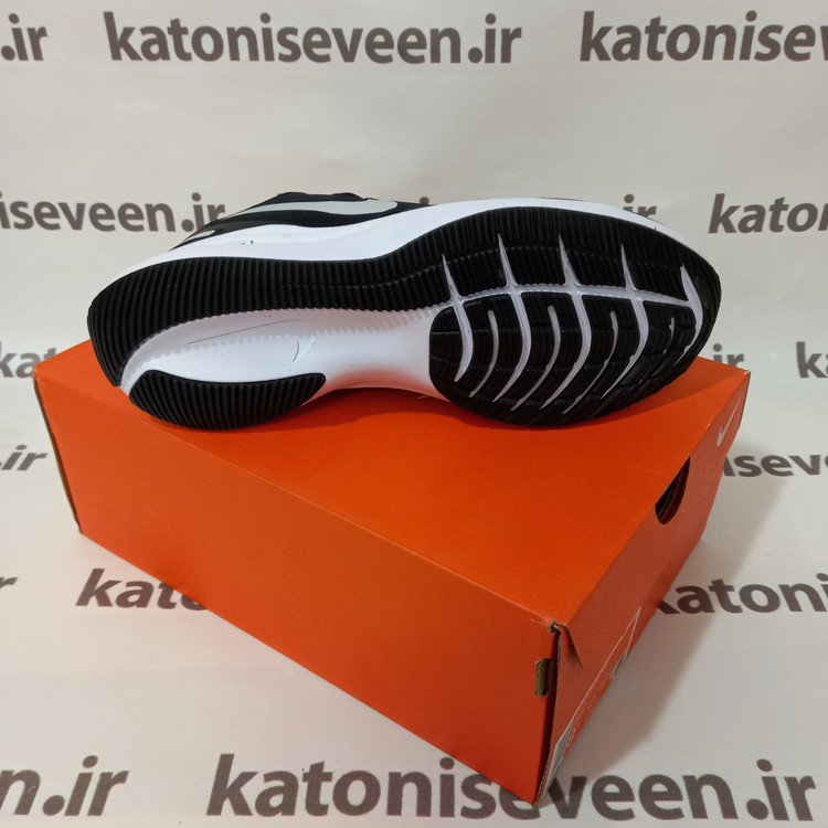 نمای زیره: کتونی نایک گاید ۱۰ مشکی زیره سفید نمای زیره