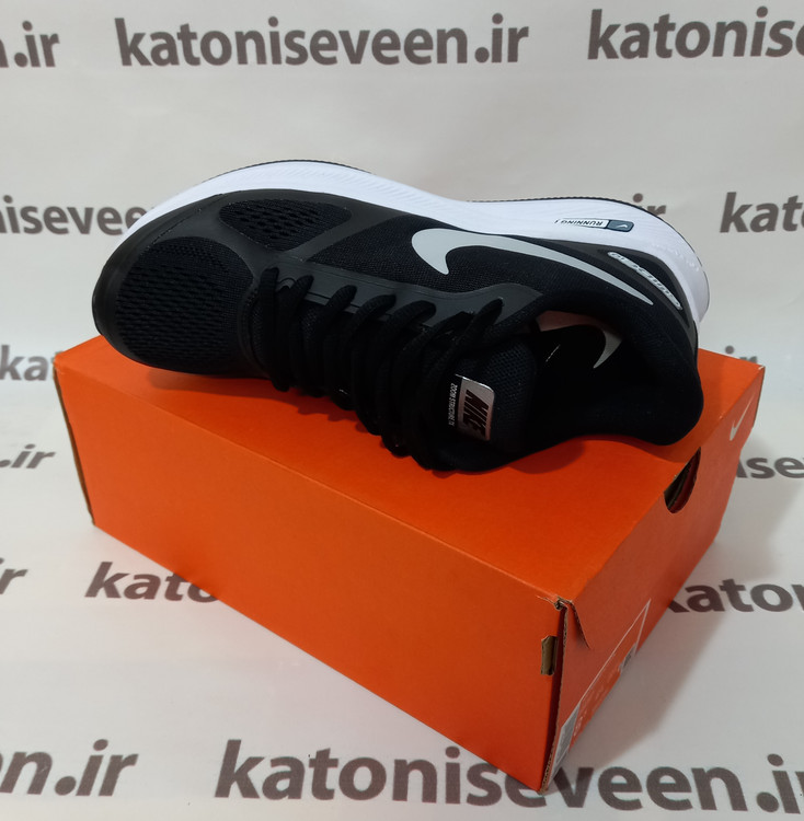 نمای بالا: کتونی نایک گاید ۱۰ مشکی زیره سفید نمای بالا