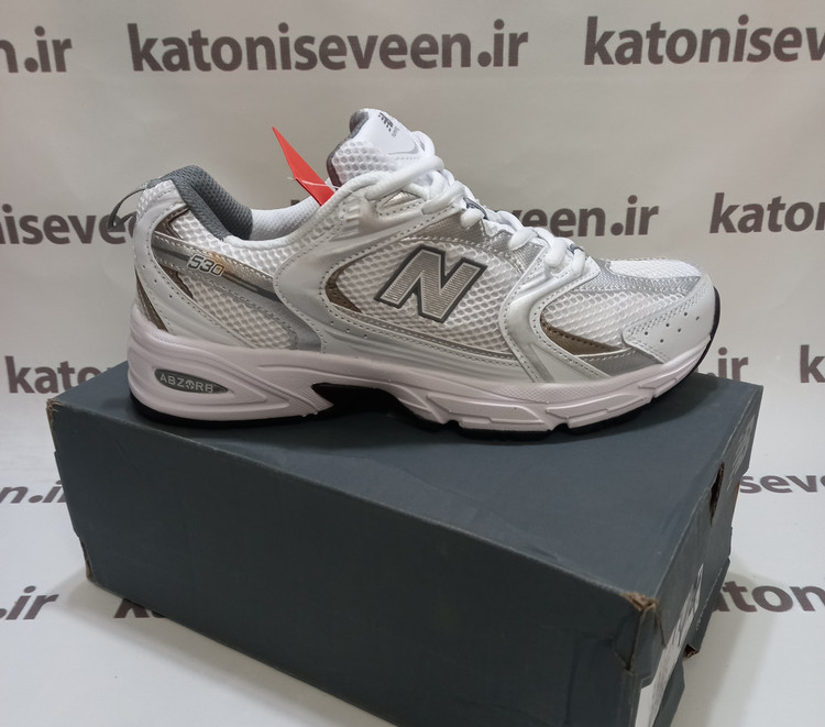 نمای کناری: کتونی نیو بالانس ۵۳۰ سفید طلائی نمای کناری