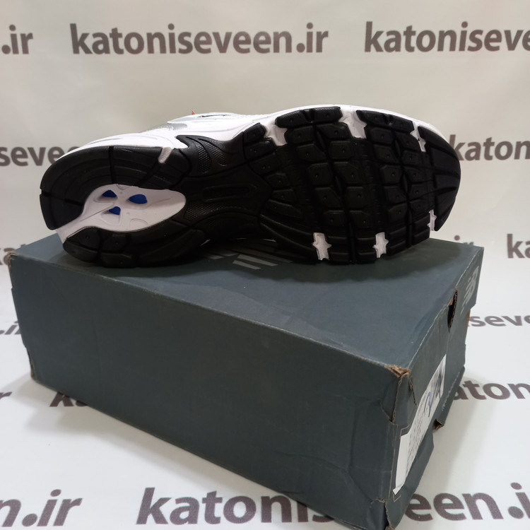 نمای زیره: کتونی نیو بالانس ۵۳۰ سفید طلائی نمای زیره