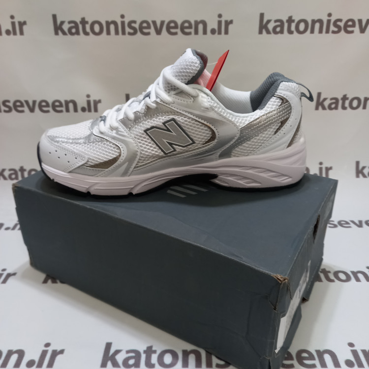 نمای کناری داخلی: کتونی نیو بالانس ۵۳۰ سفید طلائی نمای کناری داخلی