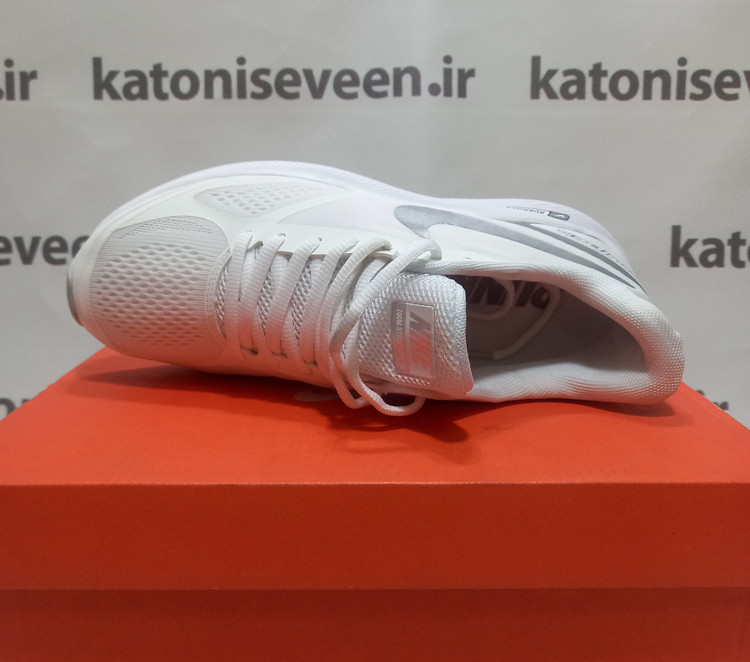 نمای بالا: کتونی نایک گاید ۱۰ سفید نقرهای نمای بالا