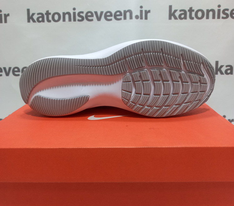 نمای زیره: کتونی نایک گاید ۱۰ سفید نقرهای نمای زیره