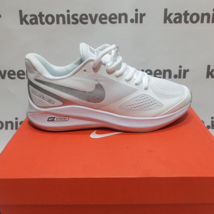 نمای کناری: کتونی نایک گاید ۱۰ سفید نقرهای نمای کناری