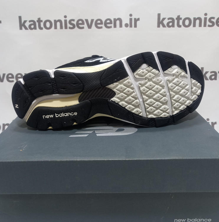نیو بالانس ۹۹۰ مشکی زیره زرد نمای زیره