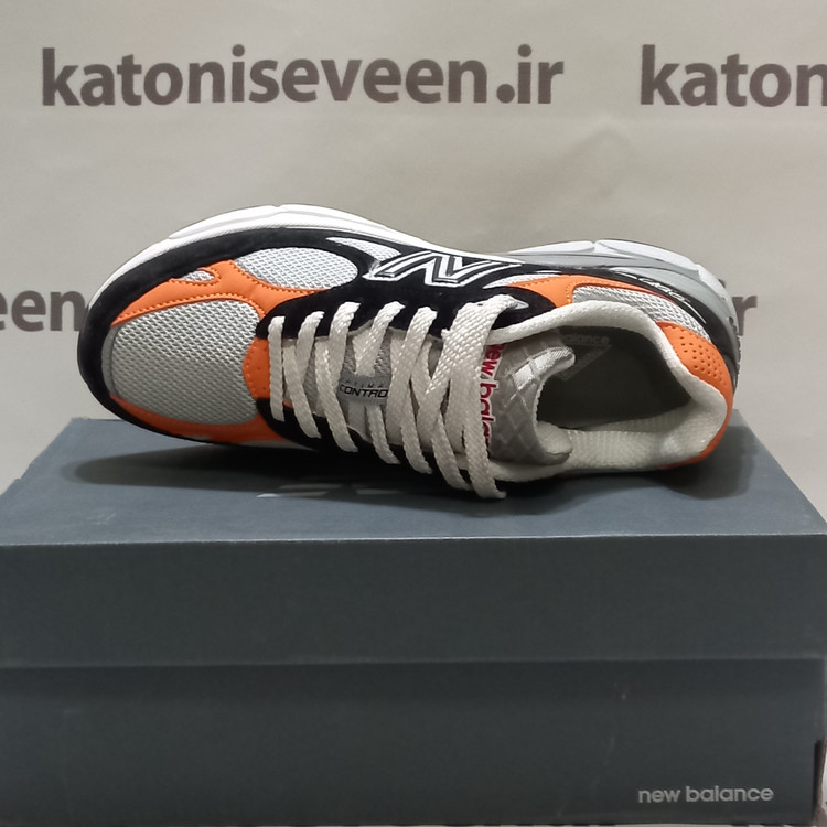 کتونی نیو بالانس ۹۹۰ طوسی نارنجی نمای از بالا با بندها