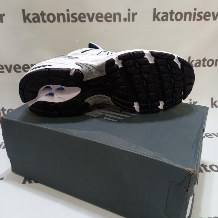 کتونی نیو بالانس ۵۳۰ سفید سورمهای نمای زیره کفش