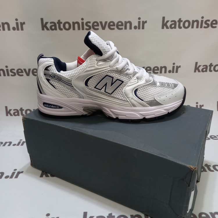 کتونی نیو بالانس ۵۳۰ سفید سورمهای نمای کناری بیرونی