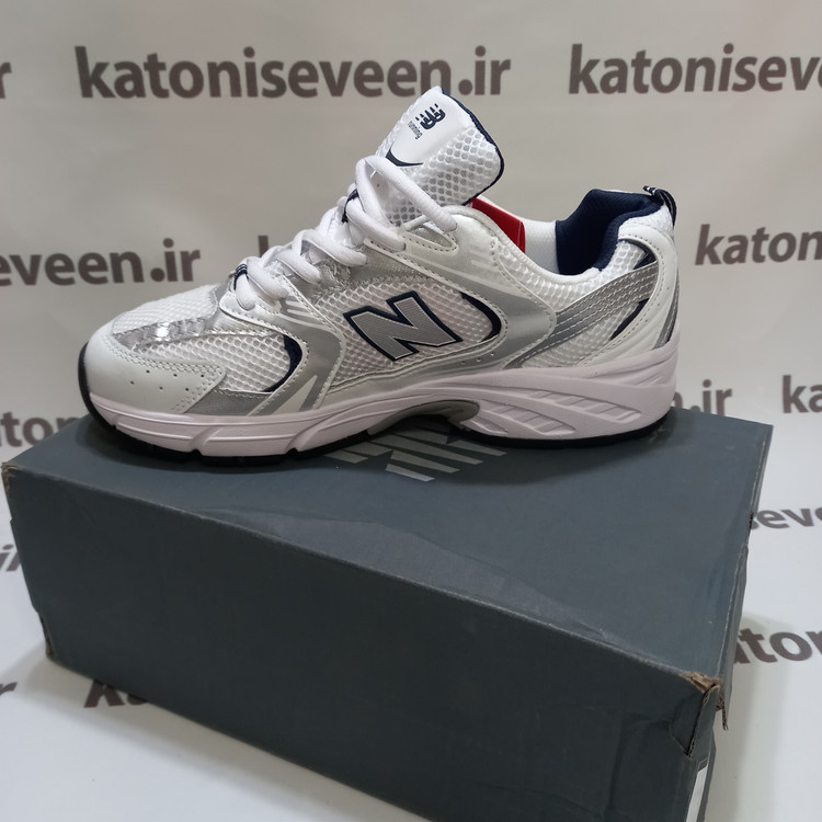 کتونی نیو بالانس ۵۳۰ سفید سورمهای نمای کناری داخلی
