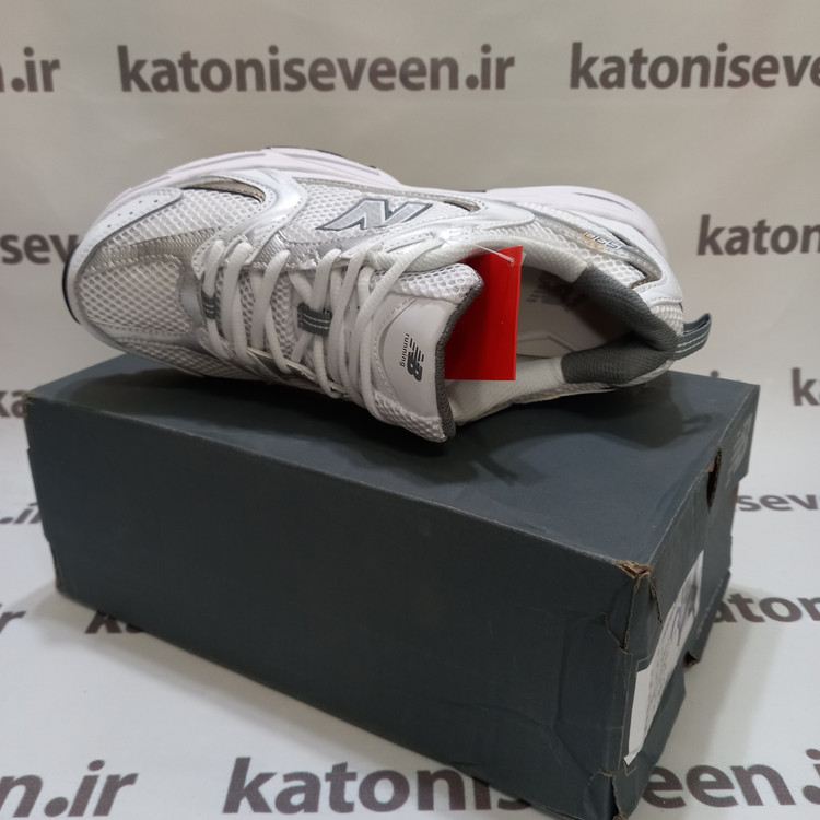 نمای بالا: کتونی نیو بالانس ۵۳۰ سفید طلائی نمای بالا