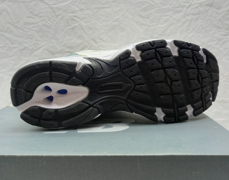 نمای زیر کتونی نی نیو بالانس ۵۳۰ سفید سبز اصلی وارداتی ویتنامی