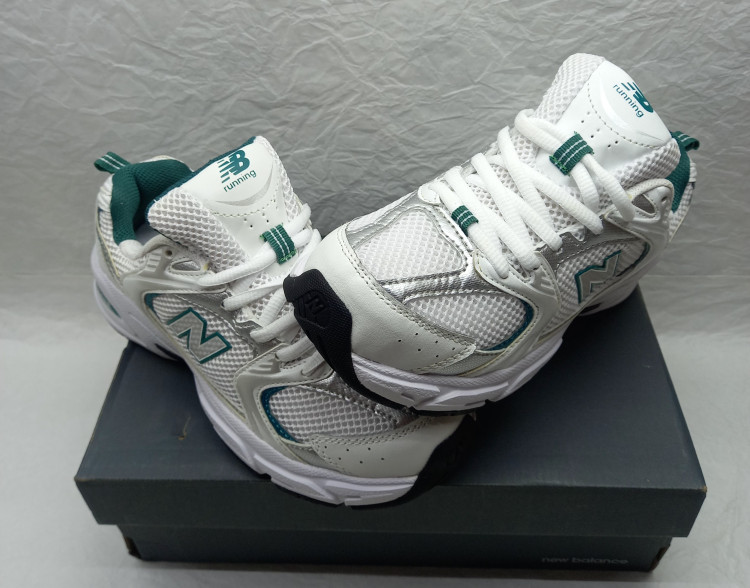 نمای روبروی کتونی نیو بالانس ۵۳۰ سفید سبز اصلی وارداتی ویتنامی
