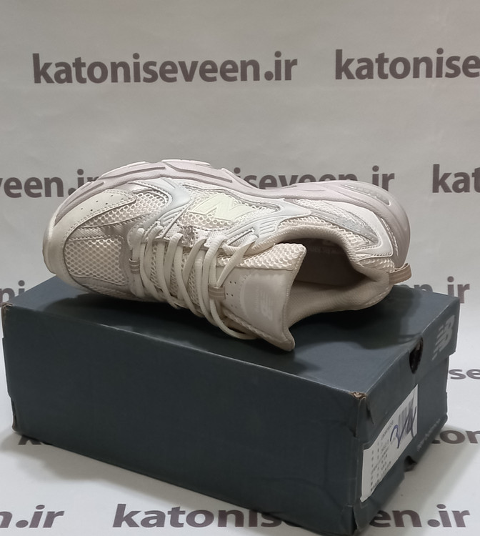 کتونی نیو بالانس ۵۳۰ کرم طلایی نمای بالا