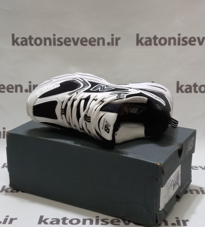 نیو بالانس ۵۳۰ مشکی سفید نمای بالا