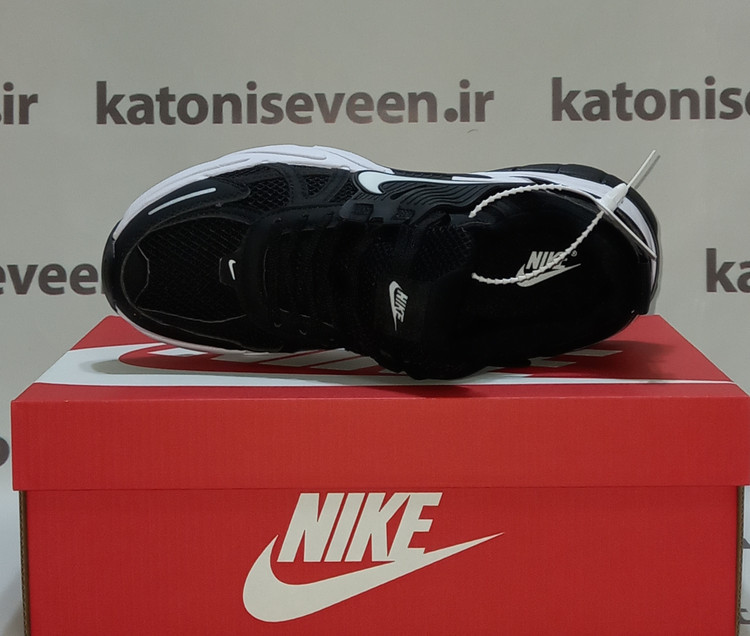 نمای جلو کتونی نایک V2K