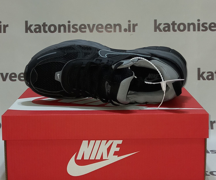 نمای جلو کتونی V2K مشکی زیره طوسی