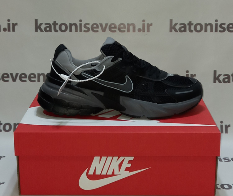 نمای کناری بیرونی کتونی V2K مشکی زیره طوسی