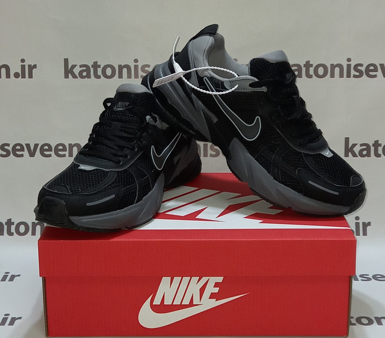 نمای کلی کتونی V2K مشکی زیره طوسی