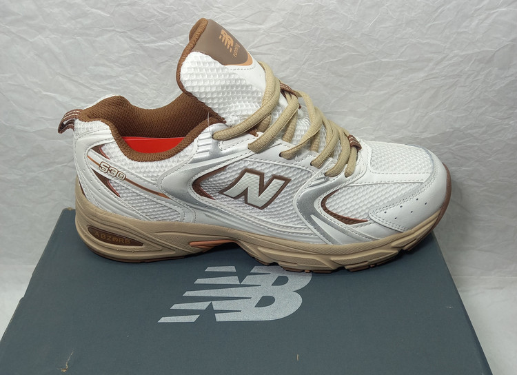 نمای بیرونی کتونی نیو بالانس ۵۳۰ سفید قهوهای از سمت راست