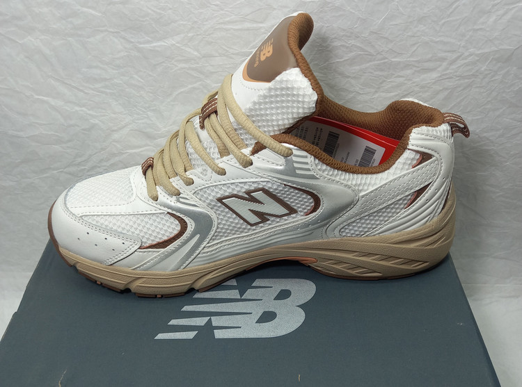 نمای داخلی کتونی نیو بالانس ۵۳۰ سفید قهوهای از سمت چپ