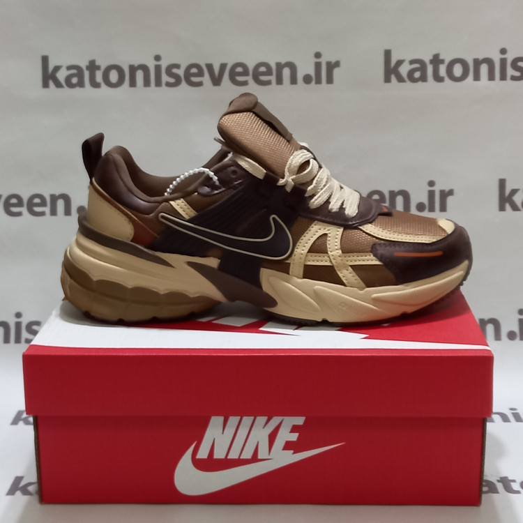 نمای جانبی بیرونی کفش نایک V2K قهوهای کرم - زیره لاستیکی آجدار