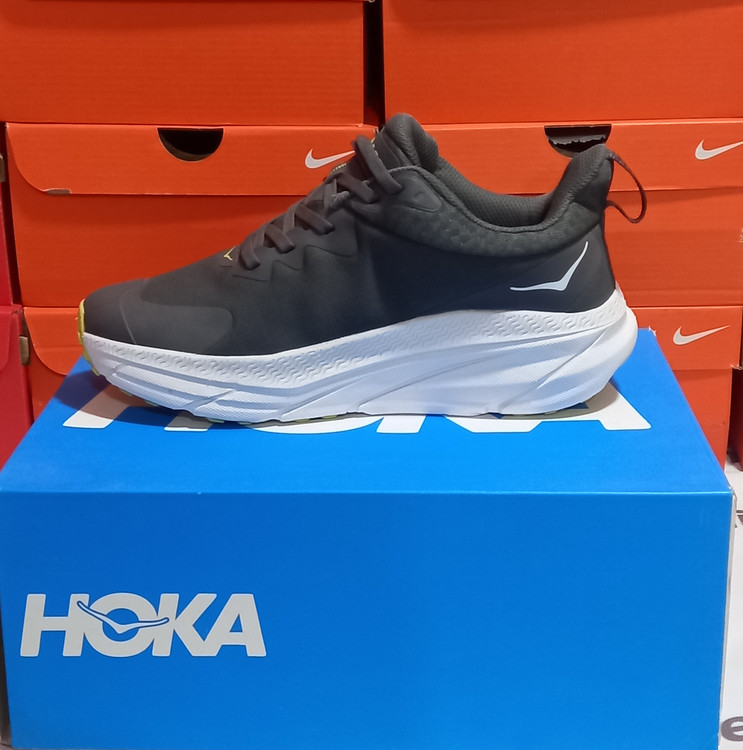 نمای کناری داخلی کتونی گورتکس خاکستری