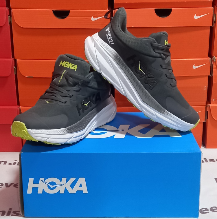 کتونی هوکا چلنجر گورتکس خاکستری نمای کلی