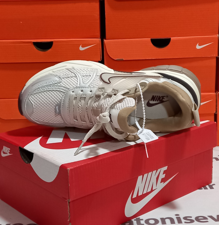 رویه کفش نایک V2K - ترکیب رنگ کرم و نسکافهای - بند تنظیمپذیر