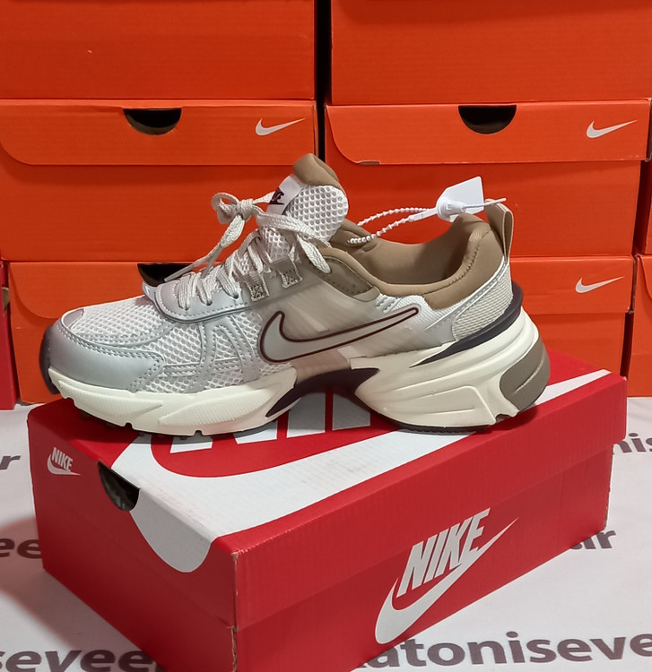 نمای کناری داخلی کتونی نایک V2K - کفی اورجینال با قوس استاندارد