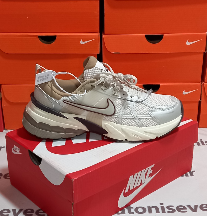 نمای جانبی بیرونی کفش نایک V2K کرم نسکافهای - زیره لاستیکی آجدار