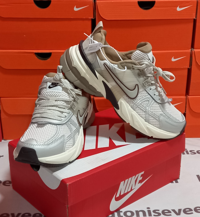 کتونی نایک V2K رنگ کرم نسکافهای - طراحی کفش ورزشی مدرن - فروشگاه کتونی سون (اسلامی)