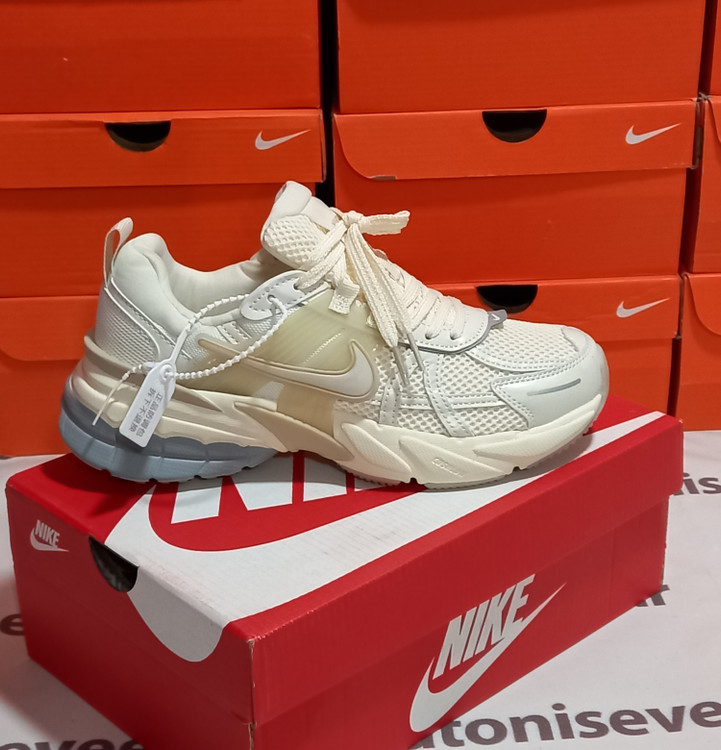 نمای جانبی کفش نایک V2K رنگ کرم - زیره لاستیکی آجدار - لوگوی نایک