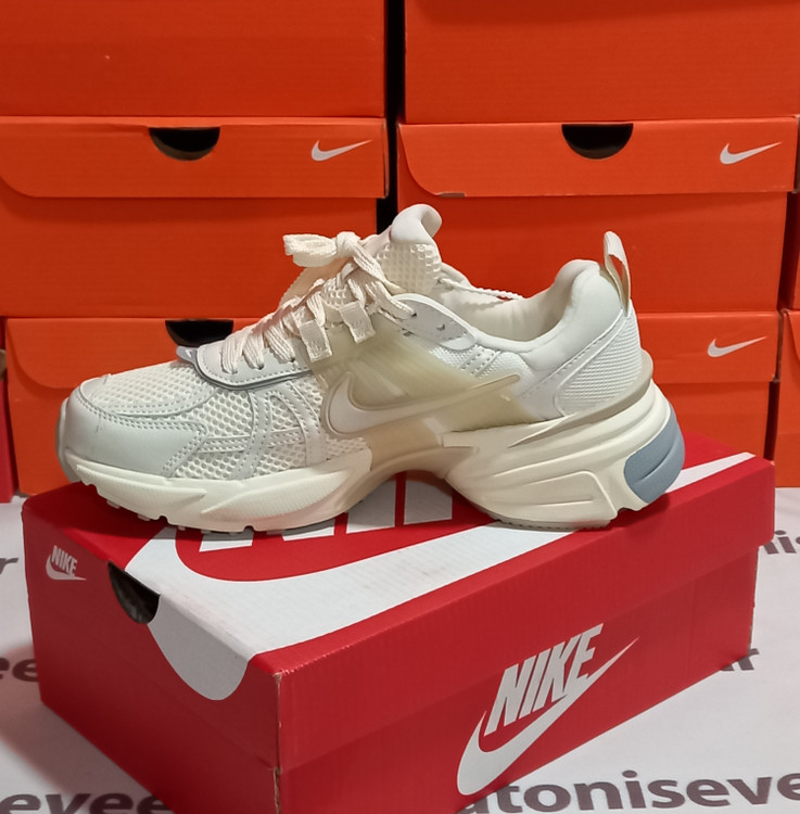 نمای کناری داخلی کتونی نایک V2K - کفی اورجینال راحت